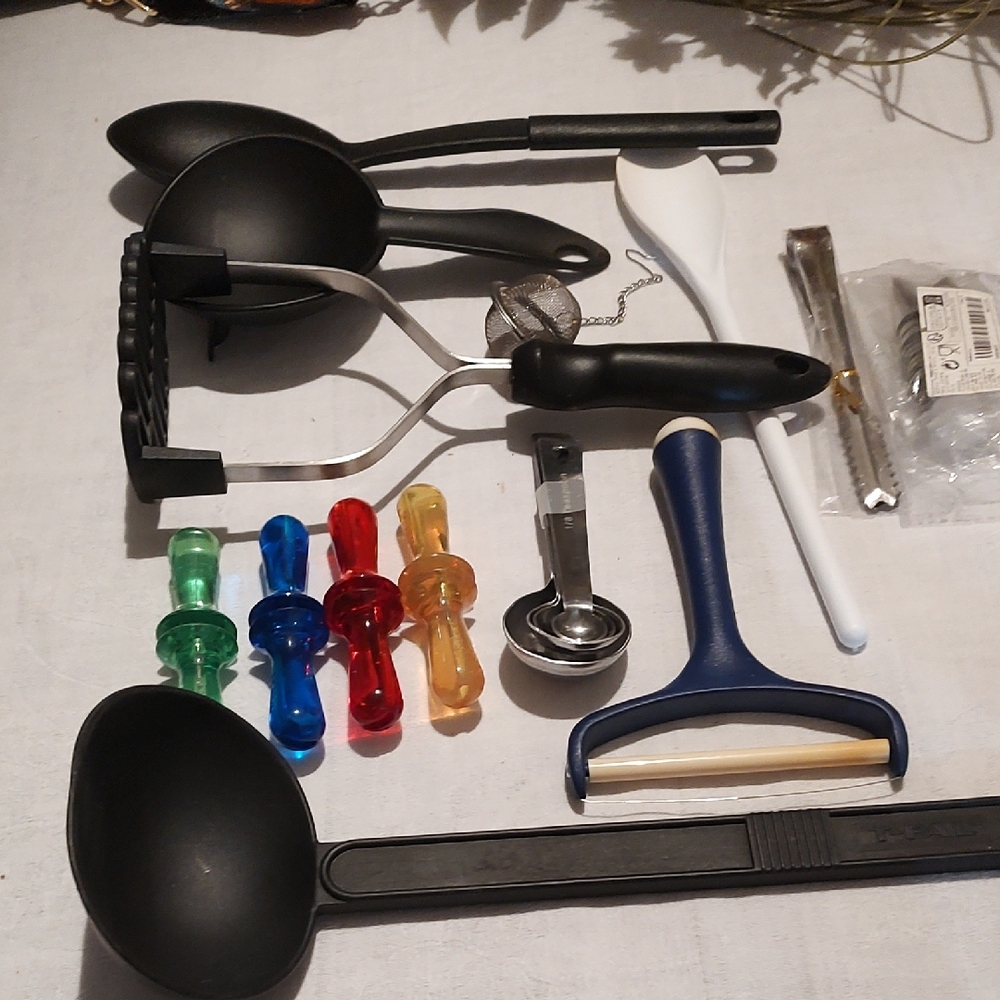 Set Of 14 Kitchen Utensils